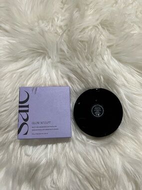 Saie Glow Sculpt Highlighter - Lavender Packaging with Black Compact